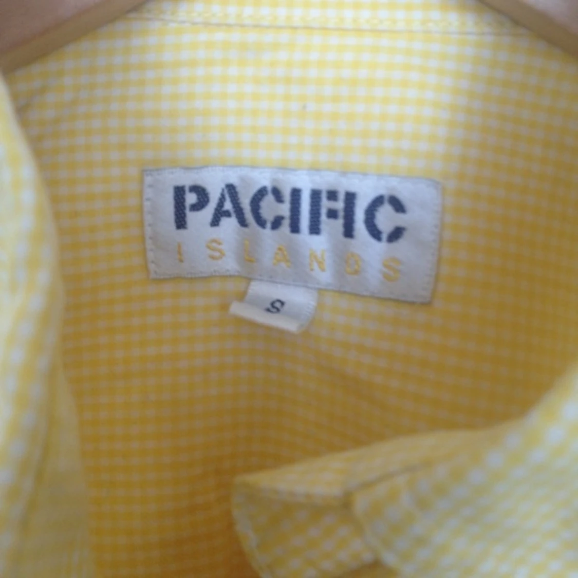 Randig skjorta (gul&vit) button down. - 1378038514