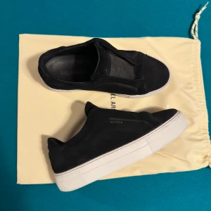 Oanvända Axel-Arigato skor, helt nya i originalförpackning - Säljer ett par helt nya Axel-Arigato skor, i original förpackning. Frågor om pris och skorna görs privat.