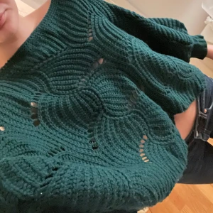 Grön stickad tröja - Stickad tröja med vida armar  Från Elodie i storlek M