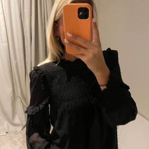 Svart blus Zara  - Säljer en såå snygg svart blus från Zara i storlek S💘Den har mesh och volang detaljer och en otrolig passform! Nyskick!✨