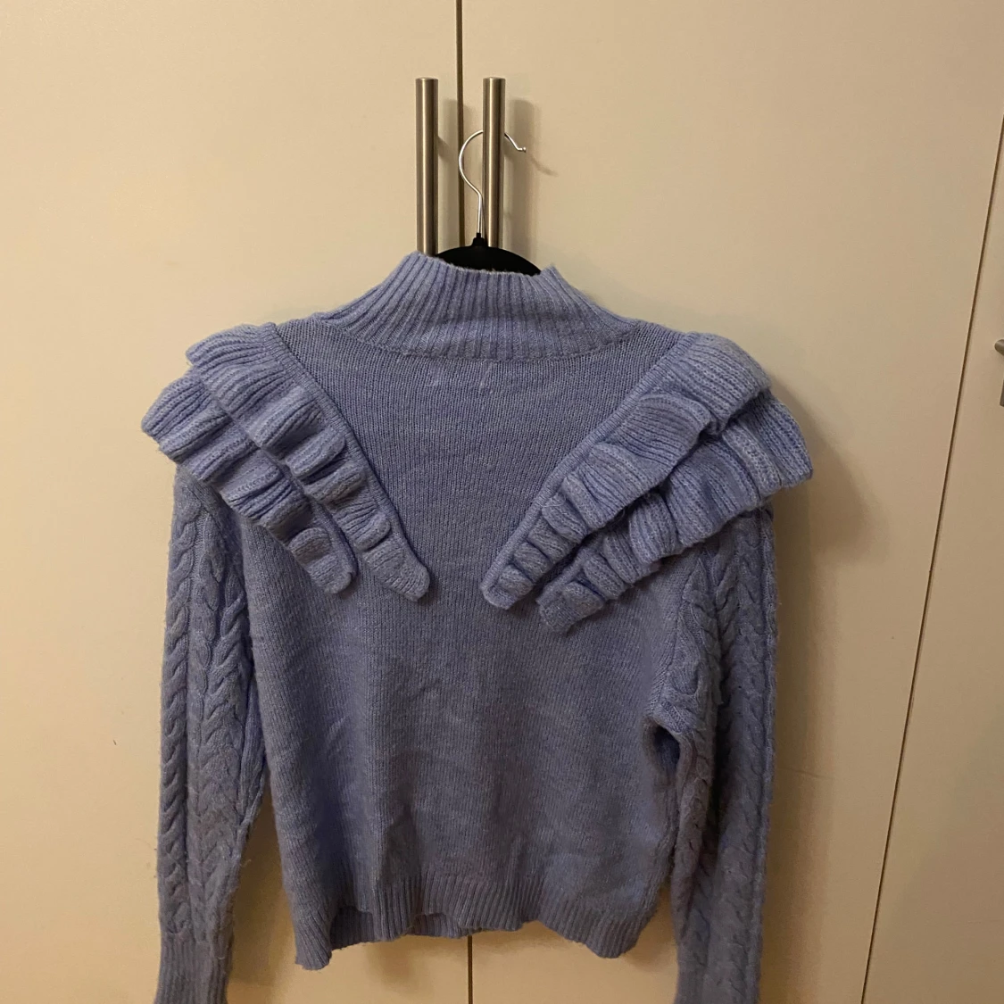 Stickad tröja med volanger🤍 - 90