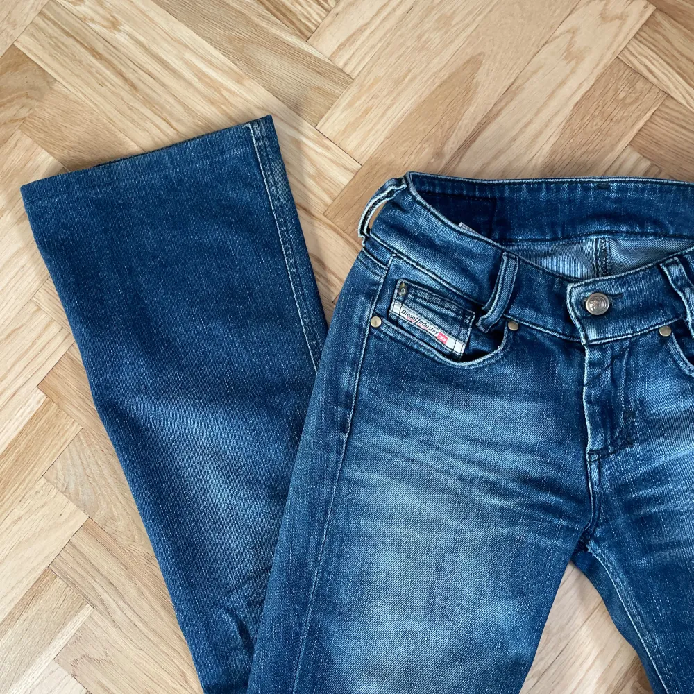 Skitsnygga lågmidjade jeans i bootcut/flare modell. Modellen är vintage med riktigt jeanstyg och små detaljer på fickorna. De är uppsydda till någon 165 cm lång. Lite slitage vid ex bakfickorna (syns på bild 2) annars bra skick. Midjemått ca 68 cm. . Jeans & Byxor.