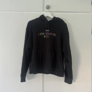 Levi’s hoodie - Hoodie som jag inte använder längre. Bra skick. Vet ej orginalpris. Pris går såklart att diskutera💕