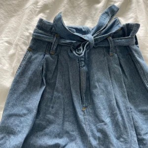 Byxa - Så cool paperbag byxa från zara med knyt i midjan😍 benlängden har jag lagt upp så de passar i längden för mig som är 160 cm💛