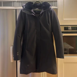 UBER White heat parka black - Då var det dags att sälja min svarta UBR jacka i absolut nyskick som jag fick i present. Nästintill oanvänd då jag har haft på mig den 1-2 gånger.  Köpt på Ströms Man And Women För 10 999kr. Självklart i original med äkta päls.