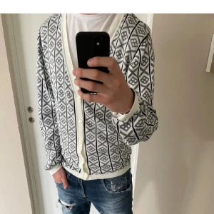 Arne & Carlos Cardigan - Riktigt chill och unik Arne & Carlos Cardigan i mycket bra skick helt utan defekter | Storlek M | Skriv vid minsta frågor eller funderingar! |