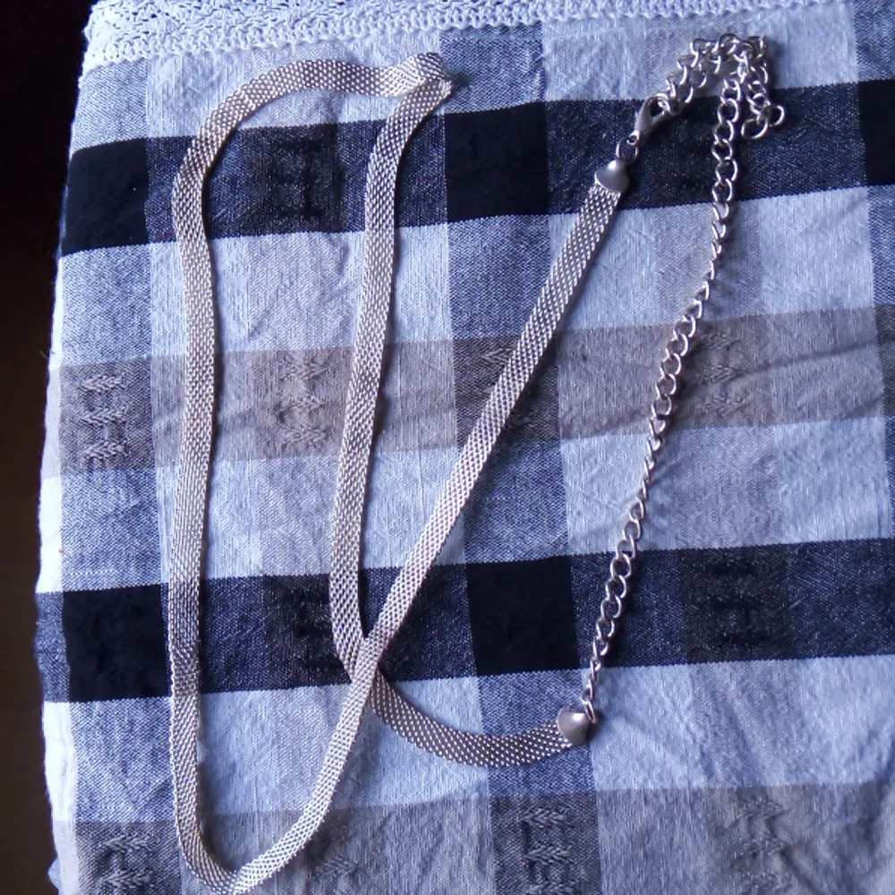 Säljer ett stilrent silverfärgat midjekedja eller halsband med en fin kedjedesign.  har en justerbar kedja för att passa olika längder och en elegant låsdetalj. Perfekt för både vardag och fest! valfritt hur man vill och väljer att använda den !. Accessoarer.