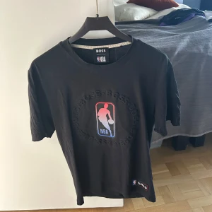 Hugo boss tshirt - Hugo boss nba tshirt köpt på debut i örebro. Skick 8/10 skulle jag säga. Storlek S men stor i storleken