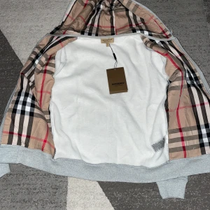 Burberry kofta - Säljer denna helt nya burberry kofta. Den har topp kvalite och är används endast 3 grr. Dm för mer info