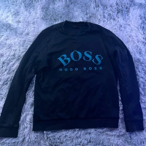 Boss kläder - -Boss guld cirkel 700kr (M)  -Boss blå tröja 1000kr (M)  -Boss blå kofta 700kr (M)