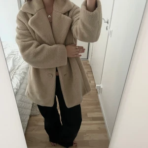 Teddy jacka  - Teddyjacka från &otherstories i perfekt skick <3