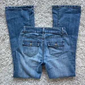 Lågmidjade Bootcut jeans med snygga bakfickor, står ingen storlek men skulle säga 36/s.för stora för mig så har inga bilder på. Innerbenslängd:80 midjemått:38 x2 stretch till 40. Köp sker via köp nu, jag postar inom 24h. Kvar tills markerad såld 