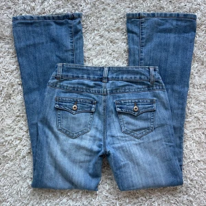 Lågmidjade Bootcut jeans  - Lågmidjade Bootcut jeans med snygga bakfickor, står ingen storlek men skulle säga 36/s.för stora för mig så har inga bilder på. Innerbenslängd:80 midjemått:38 x2 stretch till 40. Köp sker via köp nu, jag postar inom 24h. Kvar tills markerad såld 