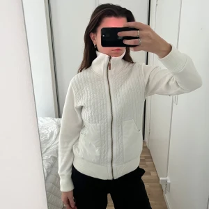 Vit zipper - Vit tröja köpt vintage. Bra skick och inga anmärkningar! 