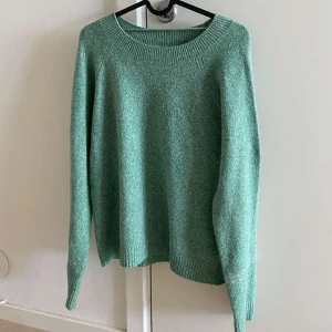 Grön stickad tröja  - Jätte fin och skön grön stickad tröja ifrån vero Moda! 💚