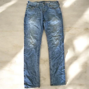 TRUE RELIGION JEANS STRAIGHT - True religion jeans Zach💙 Mått: midja - 41cm  Ytterben - 110cm Innerben - 81cm Benöppning - 18cm