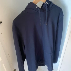 Hoodie  - Skön och snygg hoodie från peak performance nästan aldrig använd. 9/10 skick  Pris kan diskuteras 😊