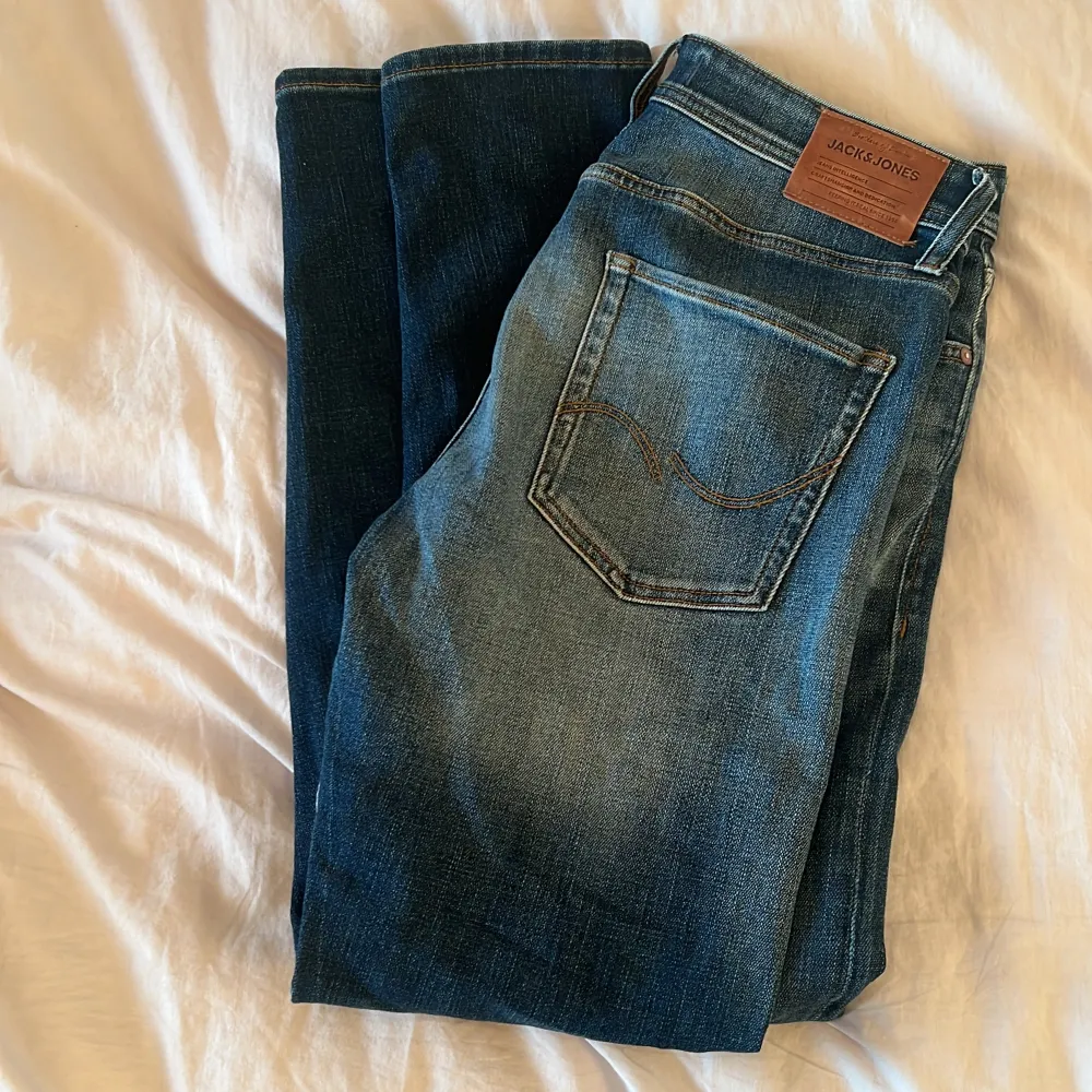 Säljer ett par Jack&Jones jeans med en fet wash! Jeansen är i ett mycket bra skick och har inga tecken på slitningar samt defekter. Storlek W30 L32 slim fit. Hör gärna av er om frågor!. Jeans & Byxor.