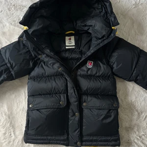 Fjällräven jacka Xxs - Fjällräven jacka i xxs använd max 5 gånger. Nyskick.