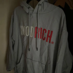 Hoodrich tracksuit - Säljer denna hoodrich tracksuiten som är för liten. Använd 10-20 gånger. Har blivit lite skrynklig men går lätt att fixa vid strykning👍🏽😁