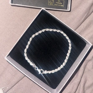 Silver armband  - Säljer pga den passar inte i storlek och har slarvat bort kvitto så kan inte lämna tillbaka. 18 cm lång 