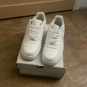 Air Force 1 - Airforce 1 storlek 41 bara testade säljer då dom är för små. Dom är i nyskick. Priset kan diskuteras!