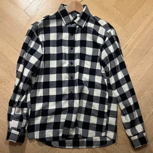 Skjorta - Rutig skjorta från Uniqlo i lite tjockare material. Säljer denna eftersom jag inte använt den på ett tag. Inga defekter. Pris är alltid diskuterbart. Var inte rädda att fråga frågor!!