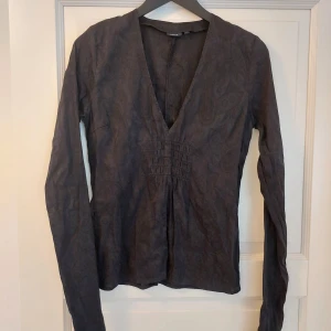 Filippa K - blus - En svart blus med paisleymönster. Bra skick!