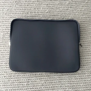 Mörk grå datafodral - Mörk grå datafodral, 38cm X 28cm 