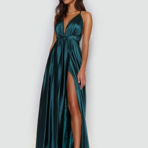 Mörkgrön balklänning - Balklänning från Ivory Field. Grön satin i storlek EU40/US8. Passar mindre och större då den sitter åt beroende på hur man knyter den. Använd 1 gång på bal men är nopprig fram till. Köpt i butik i Stockholm för 2499kr. 