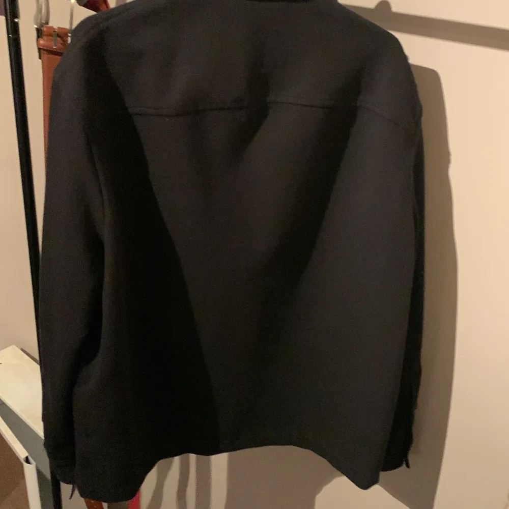 En overshirt från Zara som aldrig använts med lappen kvar. Säljer den för att den knte passade och säljer på plick för att kvittot är borta. Köptes för 559kr.. Jackor.