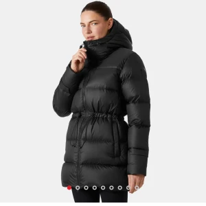 Dunjacka Helly Hansen S - Dunjacka från Helly Hansen modell Essence down parka. Dragsko i midjan som formar kroppen väldigt fint.   Vattenavvisande och varm. Storlek S.  Använd en säsong så i väldigt fint skick. 