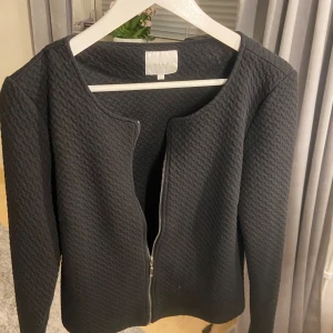 Svart kofta från Vila💓 - Köpt på secondhand men är i superfint skick. Inga skador/defekter. Från Vila i strl L men tycker inte det stämmer. Den är liten i storleken passar S/xs💓