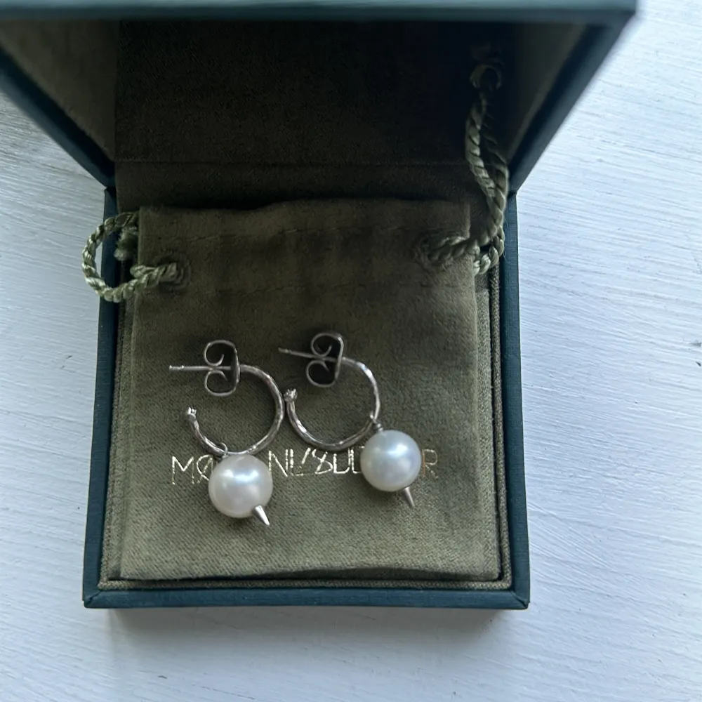 Säljer ett par pierced pearl earring från MN. Kommer med orginalkartonger och liten förvaringspåse.  https://marianilsdotter.com/all-jewellery/earrings/pendant-earrings/pierced-pearl-earring-silver-freshwater-pearl. Accessoarer.