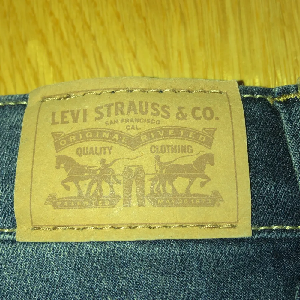 Hej, jag säljer mina Levi’s byxor för att för att dem har blivit för små. Skick är 10 av 10. Kontakta för minsta tanke om byxorna. Jeans & Byxor.