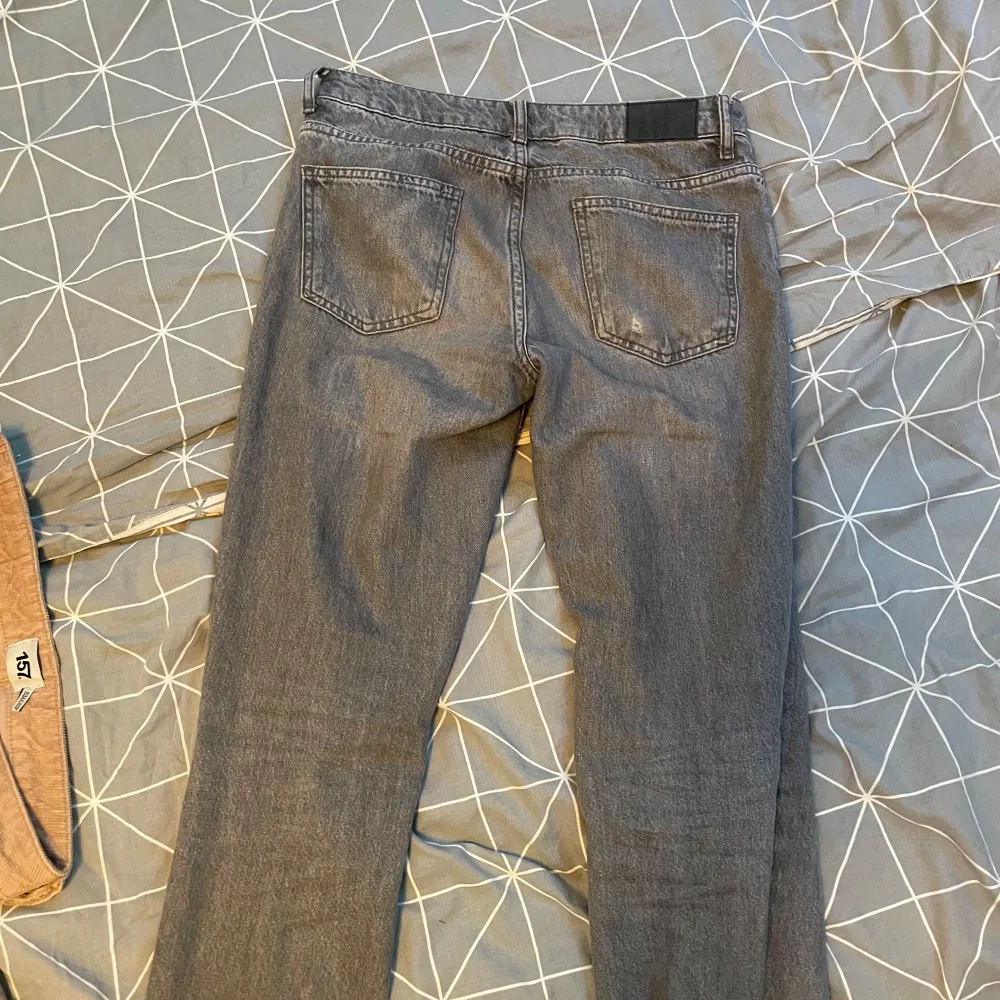 Säljer ett par grå icon jeans från lager 157 som är rätt så använda. Säljer på grund av försmå. . Jeans & Byxor.