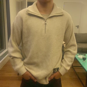 Helt oanvänd Calvin Klein half zip stickad  - Grisch passar 160-170 cm