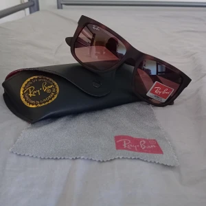 Ray Ban solglasögon - Helt nya ray ban solglasögon. Har fått den som present. Nypris:1699kr