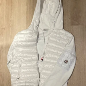 Moncler Maglia Hoodied Cardigan - Säljer nu min födelsedagspresent jag fick då den inte längre passar. Scan på moncler märket funkar och har tvättat jackan flera gånger utan att den har strulat så de är inget strul med den och så finns det även tagg på jackan man kan scanna. Bra skik