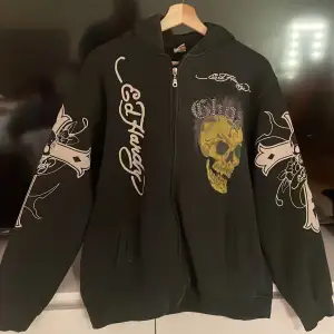 Jättefin Ed Hardy zip up hoodie men några difekter. Längst ner är det hål vid dragkedjan. Har köpt den av någon annan på en loppis. XL men passar mig som har mest S som M. man måste skriva innan man köper den därför jag säljer på en annan app också.