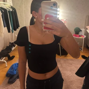 Svart tröja från H&M - Svart typ ”ribb stickad” tröja från Hm i storlek S! Köpt för 249. Helt oanvänd! 