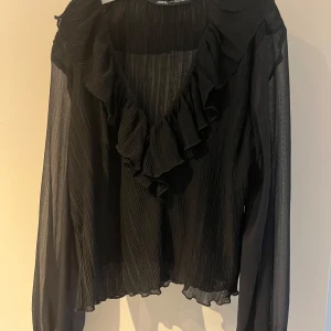 Blus Zara - Svart blus och Zara. Inga defekter använd tre gånger. Nypris ca 400 kr säljer 200 kr upp. Storlek XS.