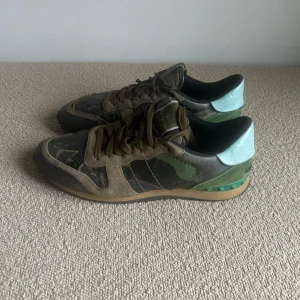 Valentino rockrunners  - Säljer nu mina valentino rockrunners i mycket bra sick vid ytterligare frågor eller funderingar är det bara att skriva ✍️ 