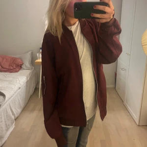Vinröd bomberjacka - Superfin vinröd bomberjacka. Köp via köp nu❤️
