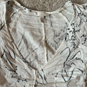 Blommig blus - Blommig blus ifrån hm i storlek xs💗💗