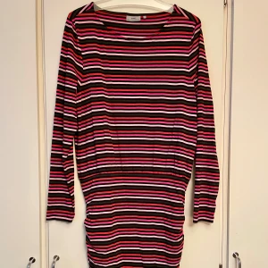 Randig me&i klänning stl M - Snygg och mjuk höstklänning i bomull, stl M, stretchig så passar även liten L.  Bara provad, klippt bort tvättlappen, me&is bomullsplagg brukar tvättas i 40c.  Färger; vit, grön, rosa, röd, brun, rosa, svart.  I nyskick, inget att anmärka på. 