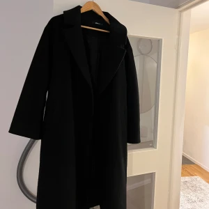 Long belted coat - Köpt på Gina Tricot förra hösten (orginal pris 799kr), väljer att sälja denna då jag köpte den gråa färgen till denna höst😊I väldigt bra skick, dock lite nopprig, men går super enkelt att fixa med en noppbortagare😆