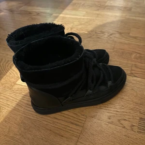 Inuikii skor - Superfina inuikii skor❤️‍🔥 inköpta förra vintern men kom knappt till användning så därför jag säljer. Nypris 2999