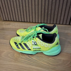 Adidas träningsskor - Adidas inomhus träningsskor i fint skick som endast är använda få gånger. Den ena skon har en liten fläck fram till. Modellen är counterblast falcon.