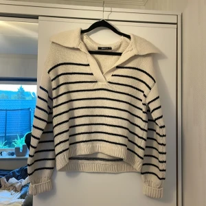 Stickad v-tröja - Säljer denna jättefina stickade v-ringade tröja från Gina strl XS. Aldrig använd, i nyskick, säljes då den inte kommer till användning. Pris kan diskuteras 